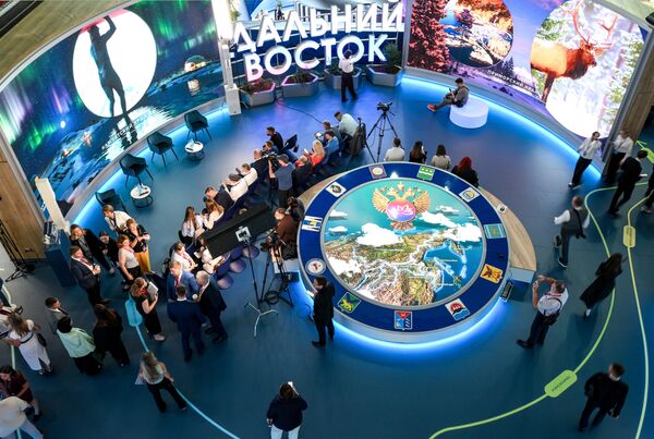 На інтэрактыўнай панэлі, размешчанай на стэндзе "Росатома", можна ўявіць сябе ў ролі спецыяліста па падтрымцы нейрасетак, аператара БПЛА, капітана аўтаномнага флоту або архітэктара бясшвовых лагістычных сетак. Штучны інтэлект генерыруе выявы па фатаграфіі. На інтэрактыўнай панэлі, размешчанай на стэндзе "Росатома", можна ўявіць сябе ў ролі спецыяліста па падтрымцы нейрасетак, аператара БПЛА, капітана аўтаномнага флоту або архітэктара бясшвовых лагістычных сетак. Штучны інтэлект генерыруе выявы па фатаграфіі. - Sputnik Беларусь