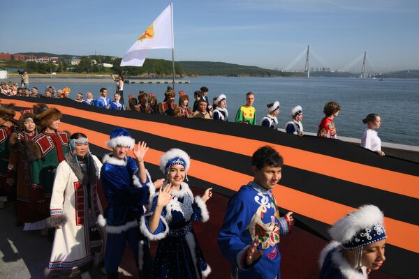 На Набярэжнай на востраве Рускім прайшло шэсце з вялікай Георгіеўскай стужкай – у гонар 80-годдзя Вялікай Перамогі была выбрана даўжыня 80 м. У шэсці прынялі ўдзел аркестр і прадстаўнікі народаў Далёкага Усходу ў нацыянальных касцюмах і са сцягамі суб’ектаў, а таксама Юнармія, валанцёры, вайскоўцы і студэнты. На Набярэжнай на востраве Рускім прайшло шэсце з вялікай Георгіеўскай стужкай – у гонар 80-годдзя Вялікай Перамогі была выбрана даўжыня 80 м. У шэсці прынялі ўдзел аркестр і прадстаўнікі народаў Далёкага Усходу ў нацыянальных касцюмах і са сцягамі суб’ектаў, а таксама Юнармія, валанцёры, вайскоўцы і студэнты. - Sputnik Беларусь