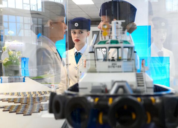 Арганізатары паклапаціліся пра ўсе аспекты: у Рыбным доме ўдзельнікі і госці УЭФ могуць паспрабаваць далёкаўсходні боршч з камчацкім крабам, скаблянку з кукумарыяй і кальмарам, стейк з палтуса і пельмені з чукоцкай і сахалінскай рыбы. Арганізатары паклапаціліся пра ўсе аспекты: у Рыбным доме ўдзельнікі і госці УЭФ могуць паспрабаваць далёкаўсходні боршч з камчацкім крабам, скаблянку з кукумарыяй і кальмарам, стейк з палтуса і пельмені з чукоцкай і сахалінскай рыбы. - Sputnik Беларусь