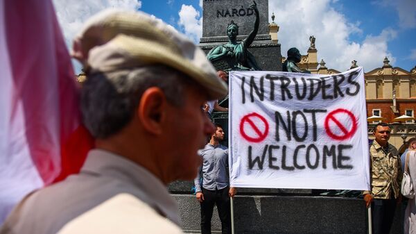 Баннер Незваным гостям здесь не место на антииммиграционной акции протеста на Рыночной площади в Кракове, архивное фото - Sputnik Беларусь