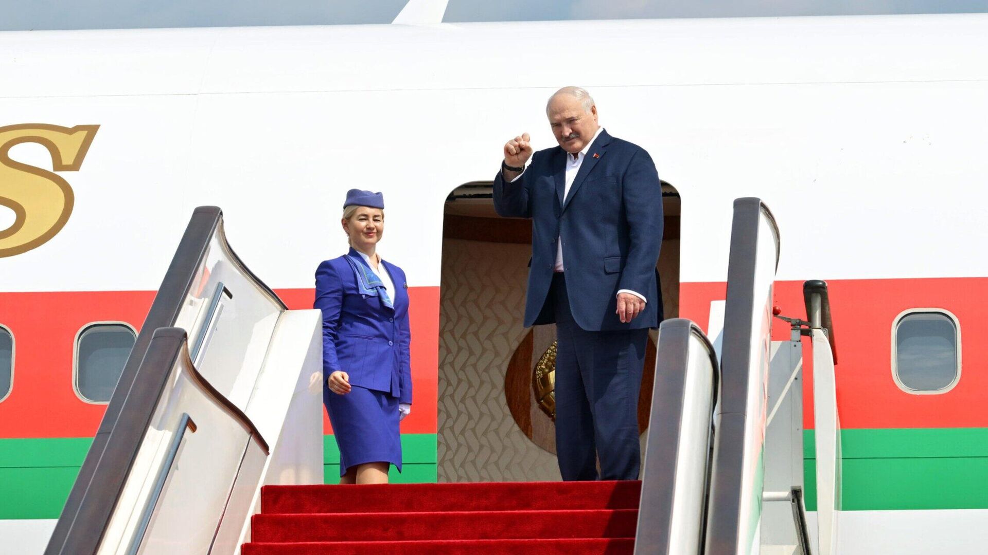 Александр Лукашенко поднимается на борт самолета