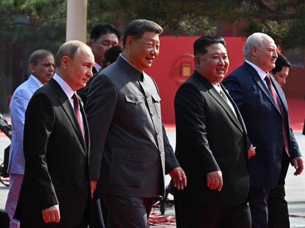 Прэзідэнт РФ Уладзімір Пуцін, старшыня КНР Сі Цзіньпін, лідар КНДР Кім Чэн Ын і прэзідэнт Беларусі Аляксандр Лукашэнка (злева направа) на ўрачыстых мерапрыемствах з нагоды 80-й гадавіны Перамогі кітайскага народа ў вайне з Японіяй і заканчэння Другой сусветнай вайны (3 верасня 2025 года). - Sputnik Беларусь