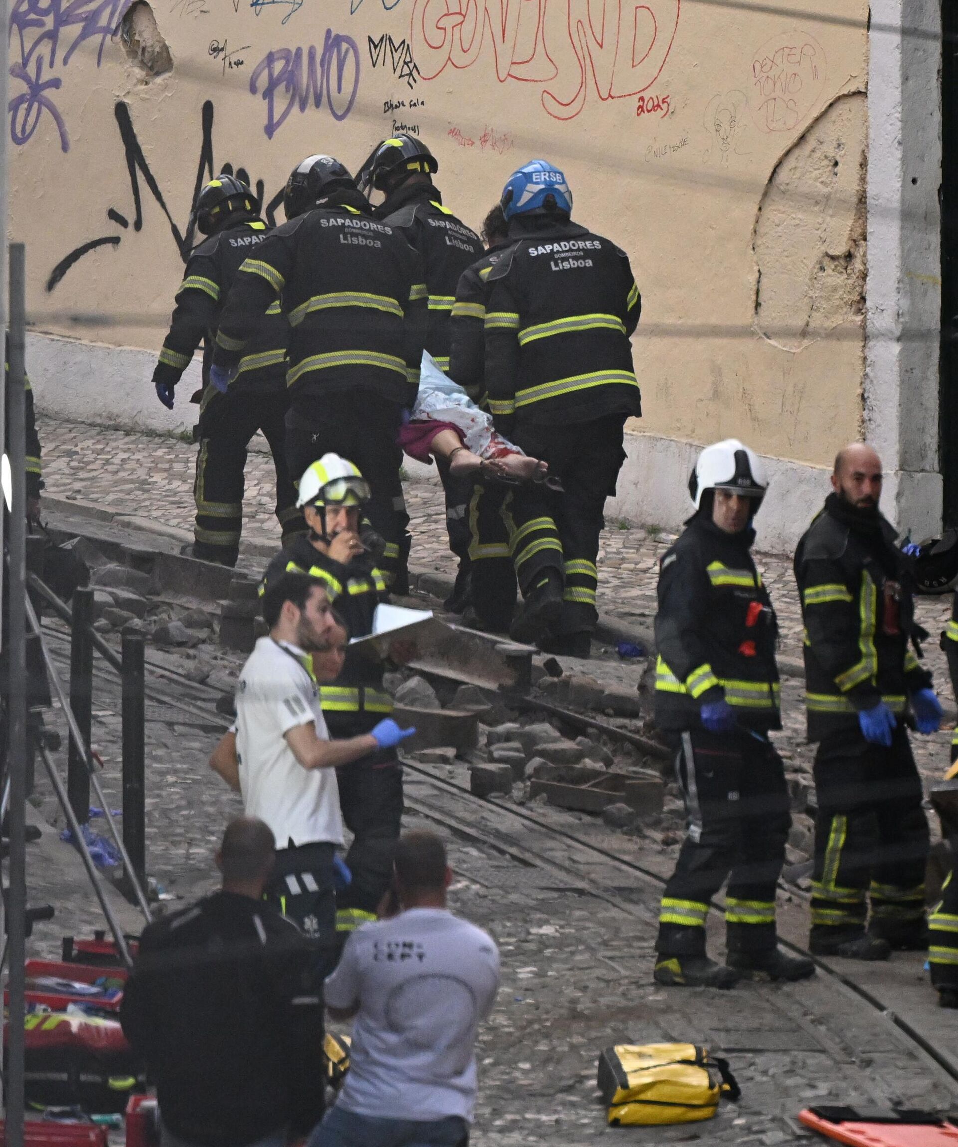 Cпасатели и пожарные на месте происшествия после схода с рельсов фуникулера - Sputnik Беларусь, 1920, 04.09.2025