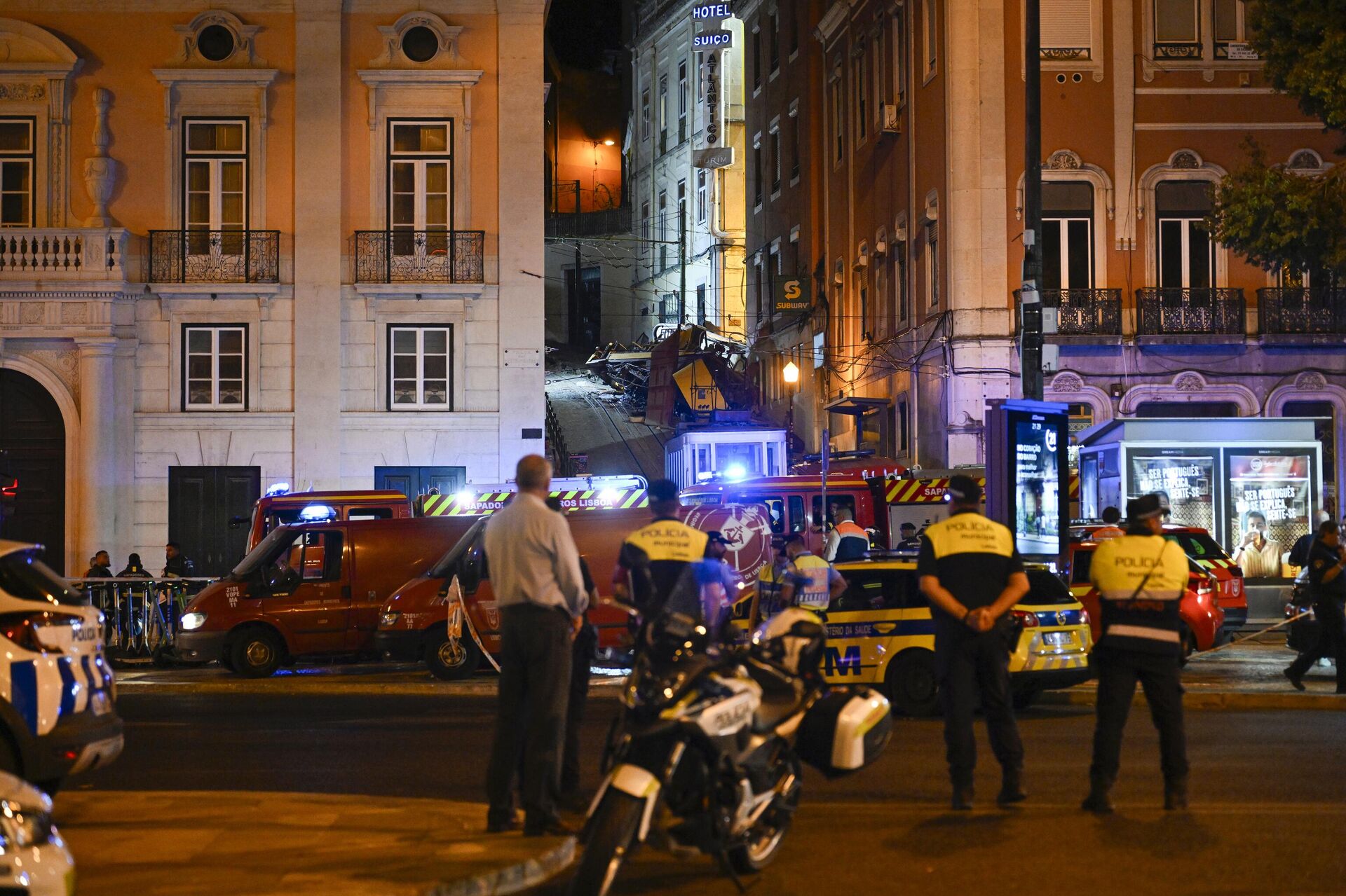 Пожарные и полиция на месте схода с рельсов фуникулера - Sputnik Беларусь, 1920, 04.09.2025