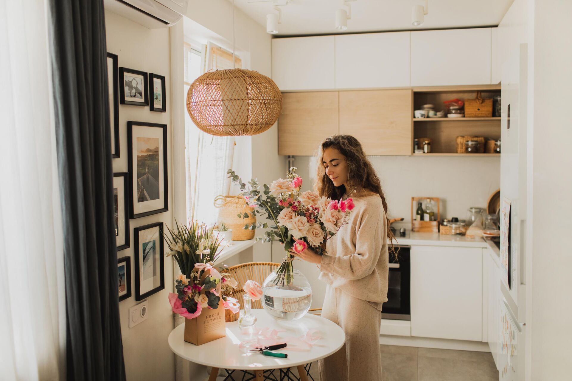 Девушка подрезает цветы на кухне - Sputnik Беларусь, 1920, 04.09.2025