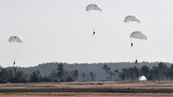 Десантирование во время учений, архивное фото - Sputnik Беларусь