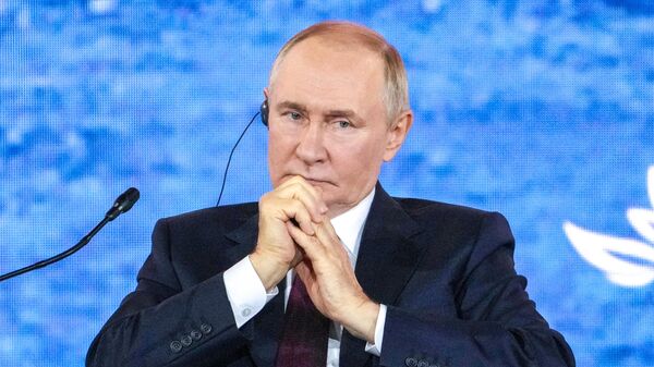 Прэзідэнт РФ Уладзімір Пуцін на пленарнай сесіі Усходняга эканамічнага форуму - Sputnik Беларусь