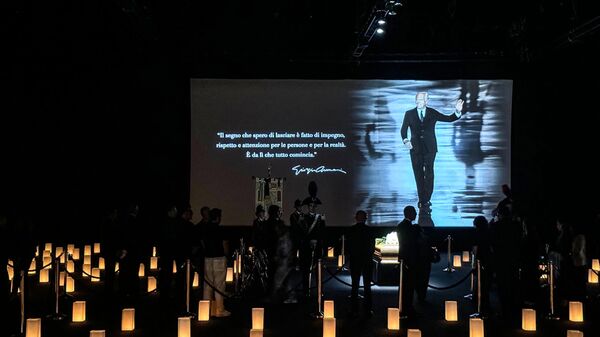 Прощание с модельером Дж. Армани в Милане - Sputnik Беларусь