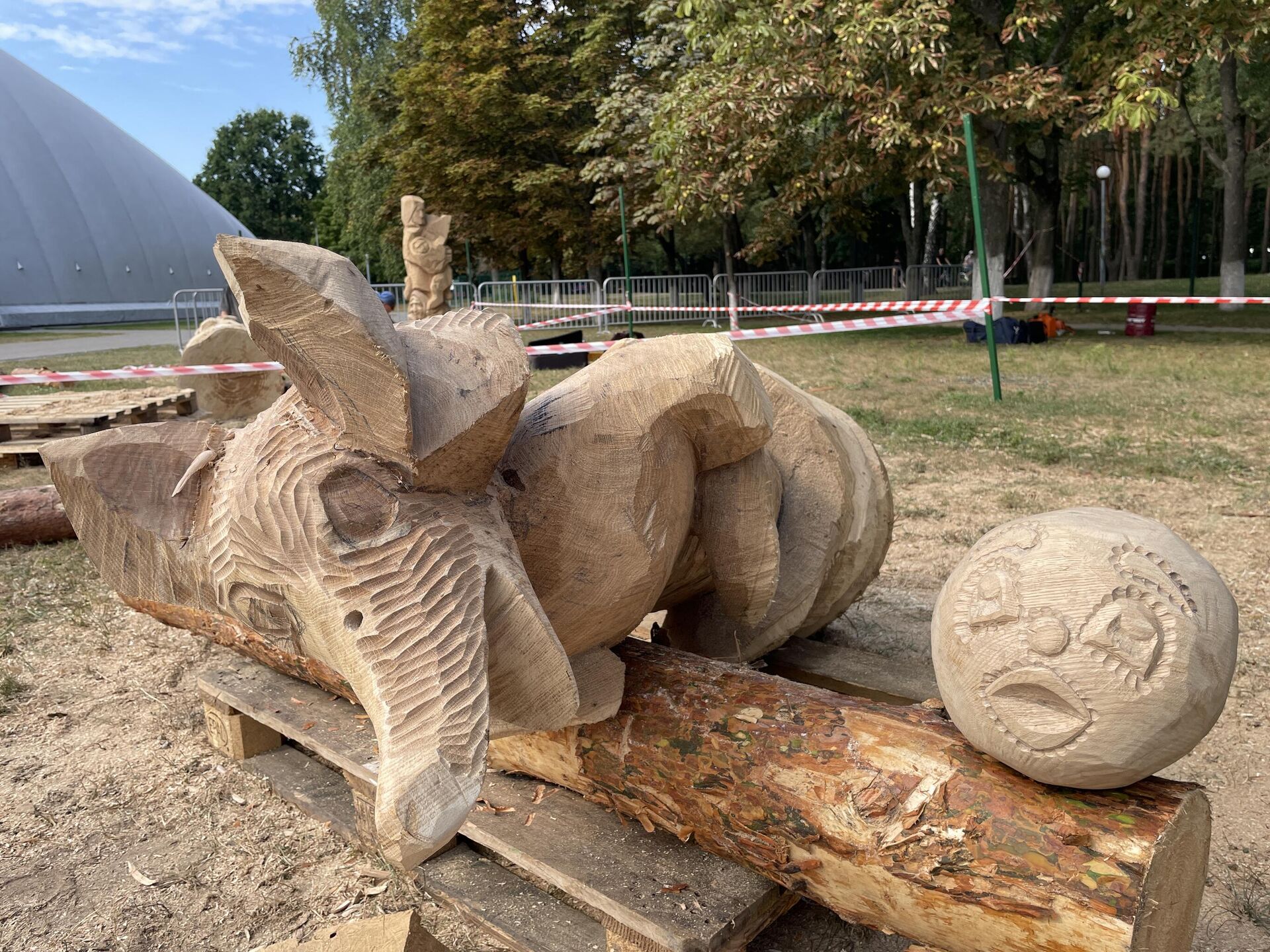 Лиса и Колобок на фестивале деревянных скульптур в Гомеле - Sputnik Беларусь, 1920, 06.09.2025