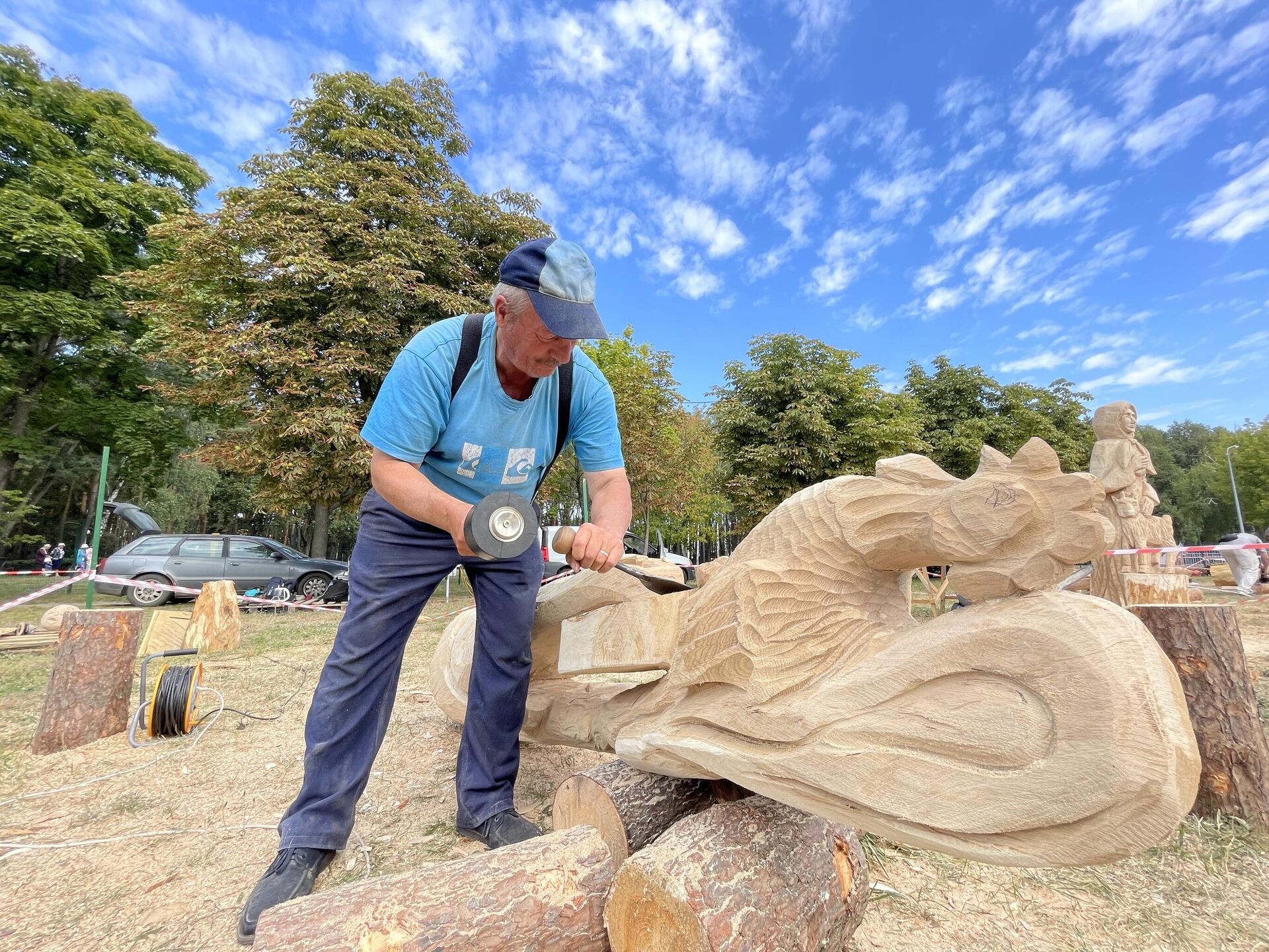 Опытный резчик по дереву из Добрушского района Валерий Леонидович Минков вырезал сувениры для президента Лукашенко - Sputnik Беларусь, 1920, 06.09.2025