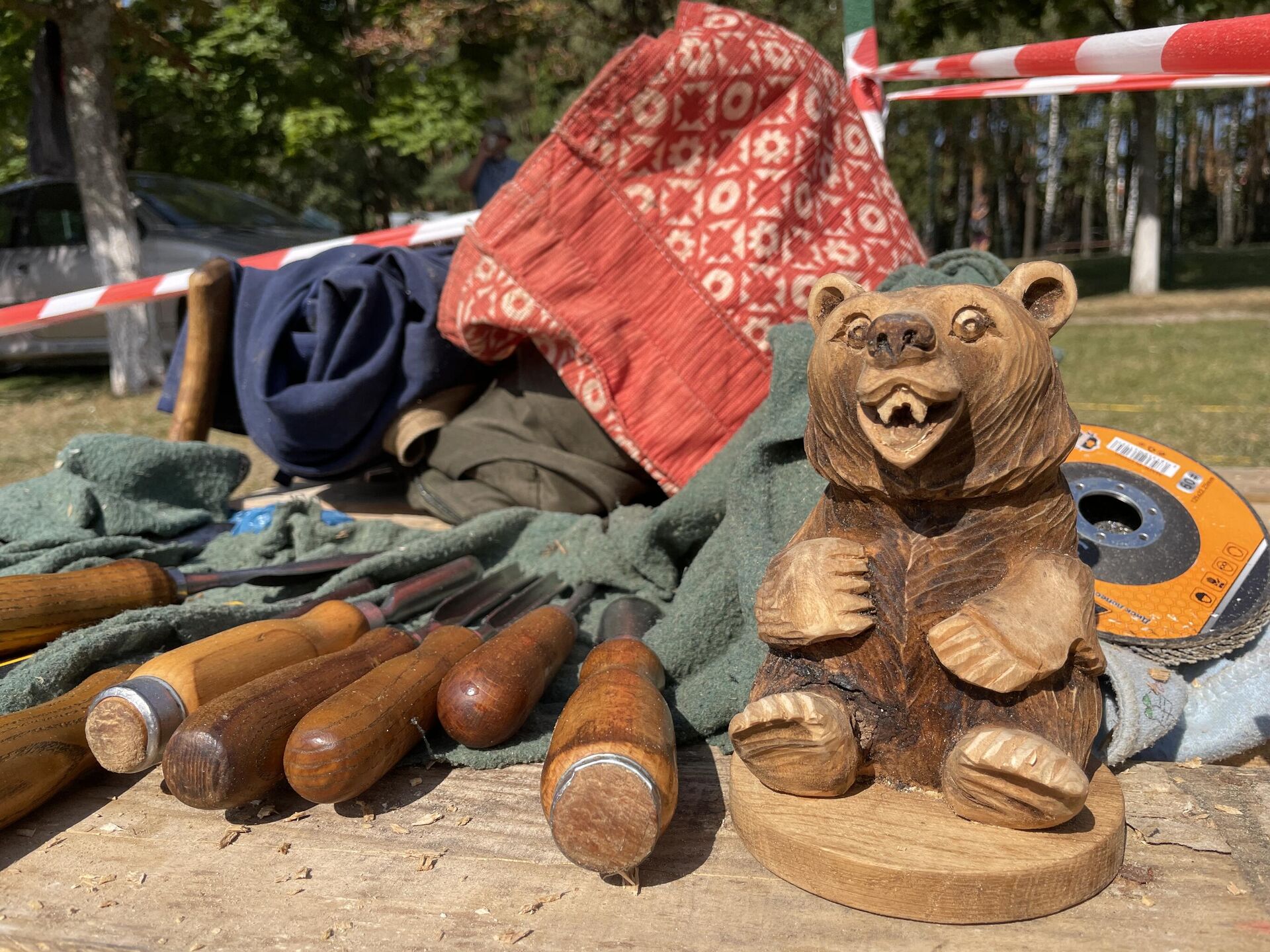 Мастера привезли с собой несколько чемоданов инструментов. Но самыми необходимыми они считают руки и голову творца - Sputnik Беларусь, 1920, 06.09.2025