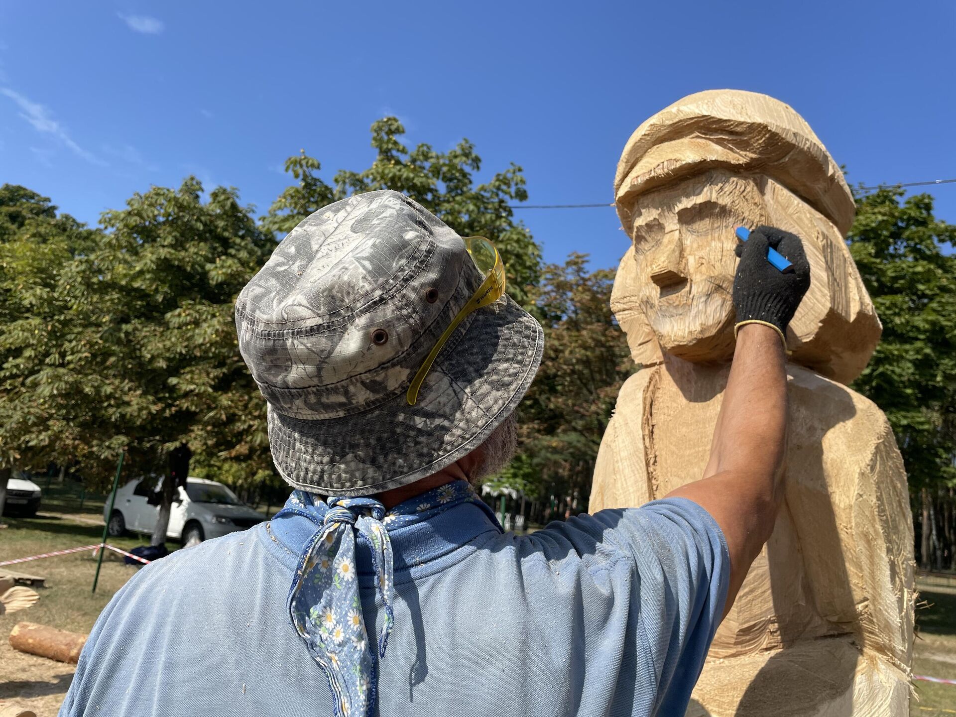 Виктор Россолов вырезает пастушка – всенародного любимца, веселого и смелого персонажа многих сказок - Sputnik Беларусь, 1920, 06.09.2025