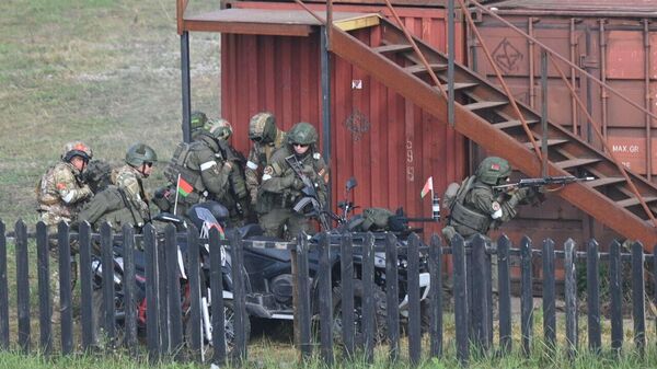 Рой дронаў і выбухі: вучэнні АДКБ завяршыліся ў Беларусі – відэа - Sputnik Беларусь