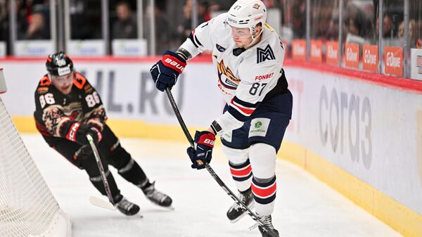 Белорусский хоккеист Данила Паливко (справа) - Sputnik Беларусь