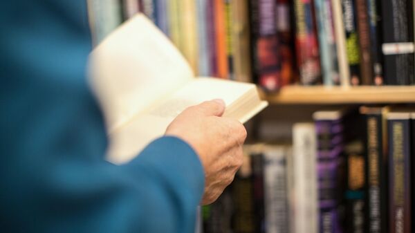 Мужчина с книгой, архивное фото - Sputnik Беларусь
