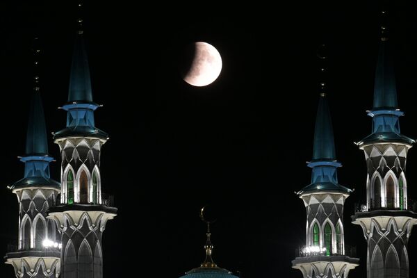 Луна во время затмения в Казани. 