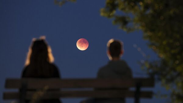 Жители Лейпцига наблюдают за лунным затмением - Sputnik Беларусь