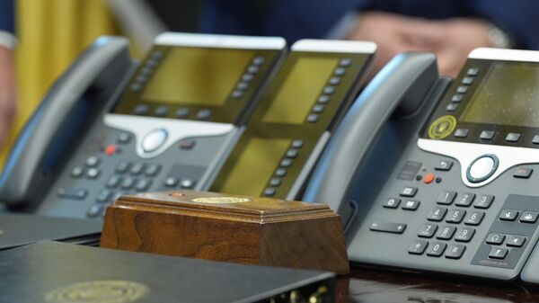 Телефоны на столе президента США Дональда Трампа - Sputnik Беларусь