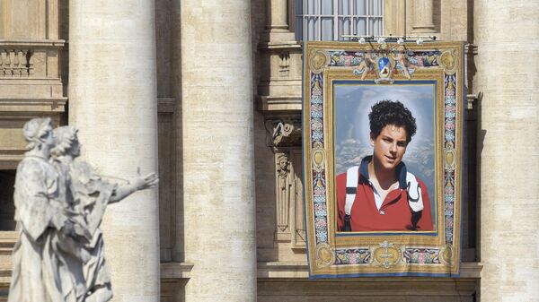  Изображение Карло Акутиса во время его канонизации на площади Святого Петра - Sputnik Беларусь