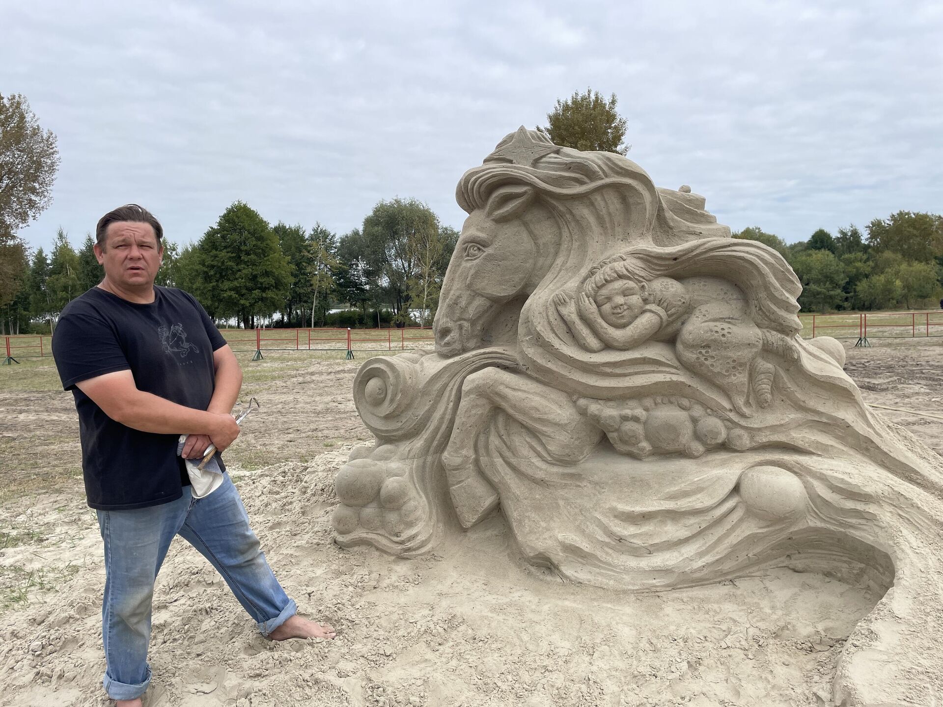 Павел Леонов на фестивале скульптур в Гомеле передал в песке сказочный сон девочки, несущейся на волшебном коне в страну грез и фантазий - Sputnik Беларусь, 1920, 08.09.2025