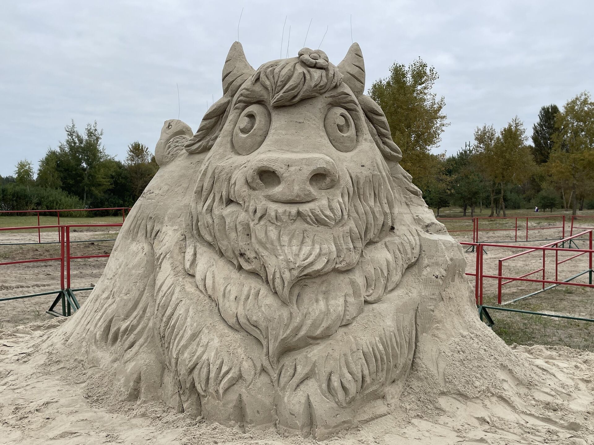 Прототип песчаного зубренка, главного персонажа мультфильма Беловежская пуща Бублика, на экране сгенерировал искусственный интеллект - Sputnik Беларусь, 1920, 08.09.2025