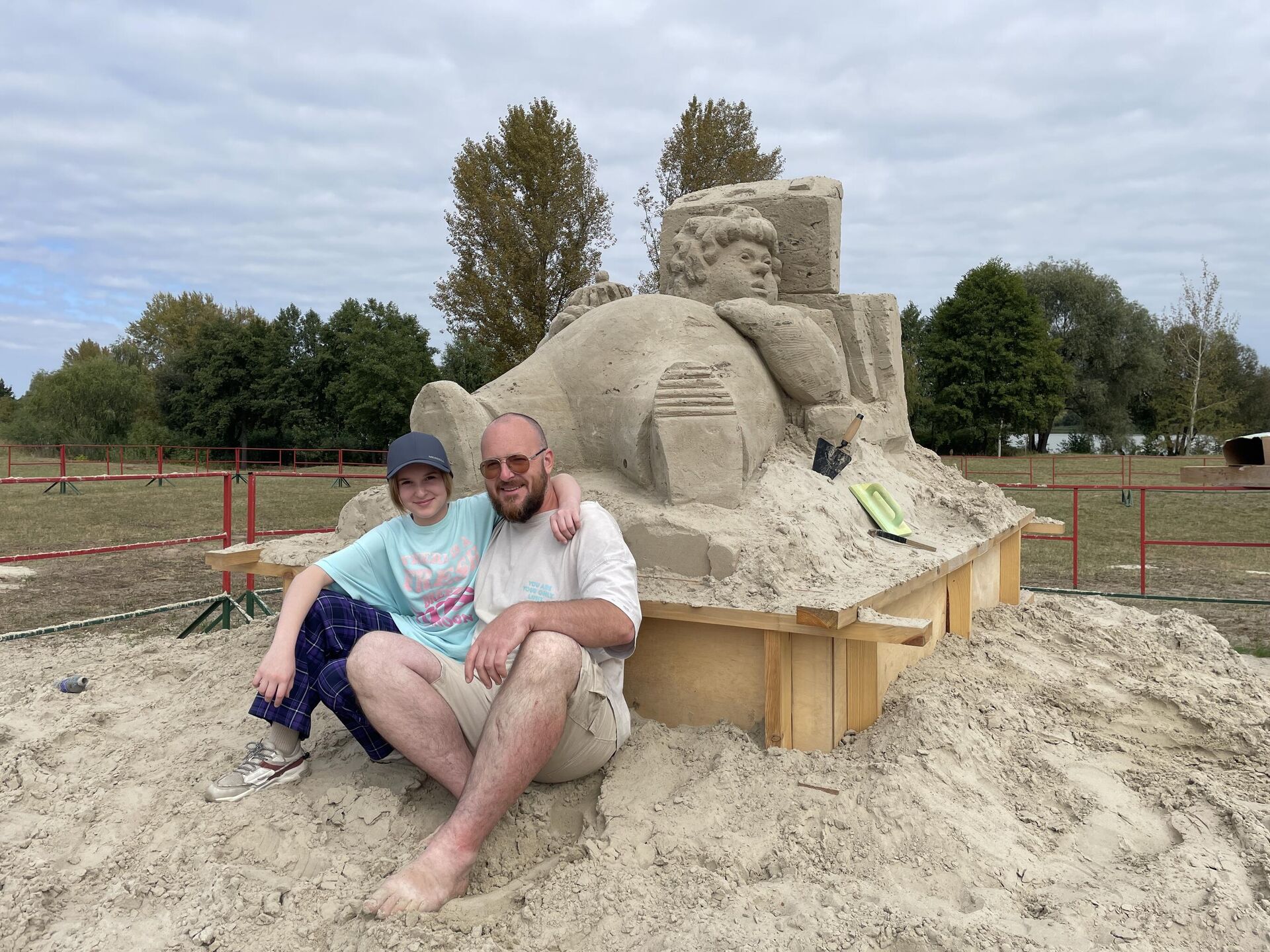 Отец и дочь  Крохолевы на фестивале песочных скульптур в Гомеле  - Sputnik Беларусь, 1920, 08.09.2025