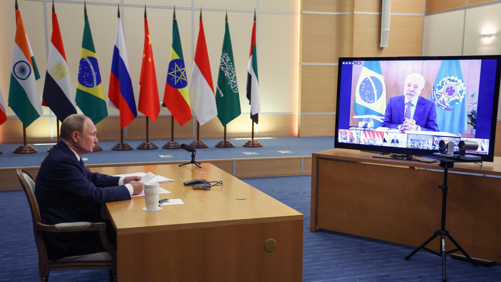 Президент Владимир Путин принял участие во внеочередной встрече БРИКС