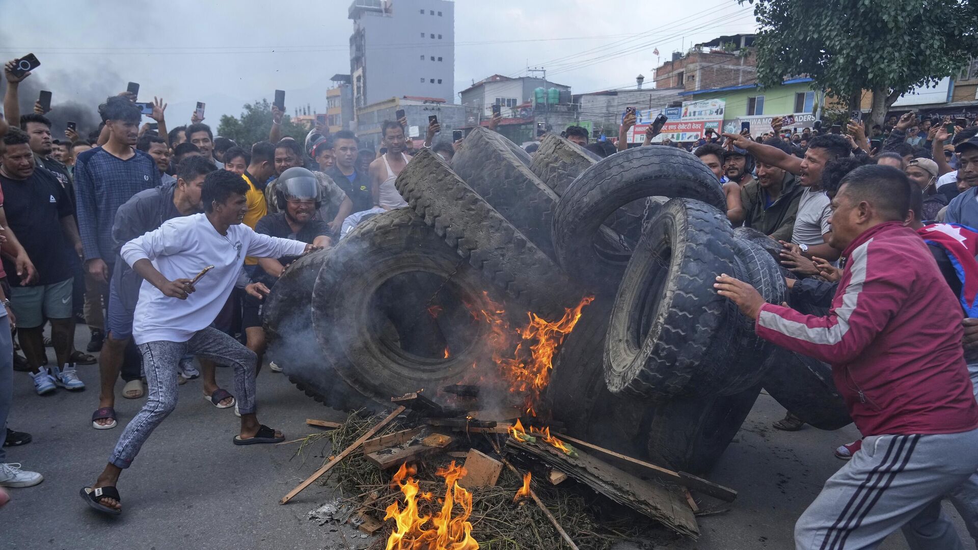 Пратэстуючыя грамадзяне супраць забароны сацыяльных сетак і карупцыі паляць пакрышкі падчас каменданцкай гадзіны ў Катманду, Непал - Sputnik Беларусь, 1920, 12.09.2025