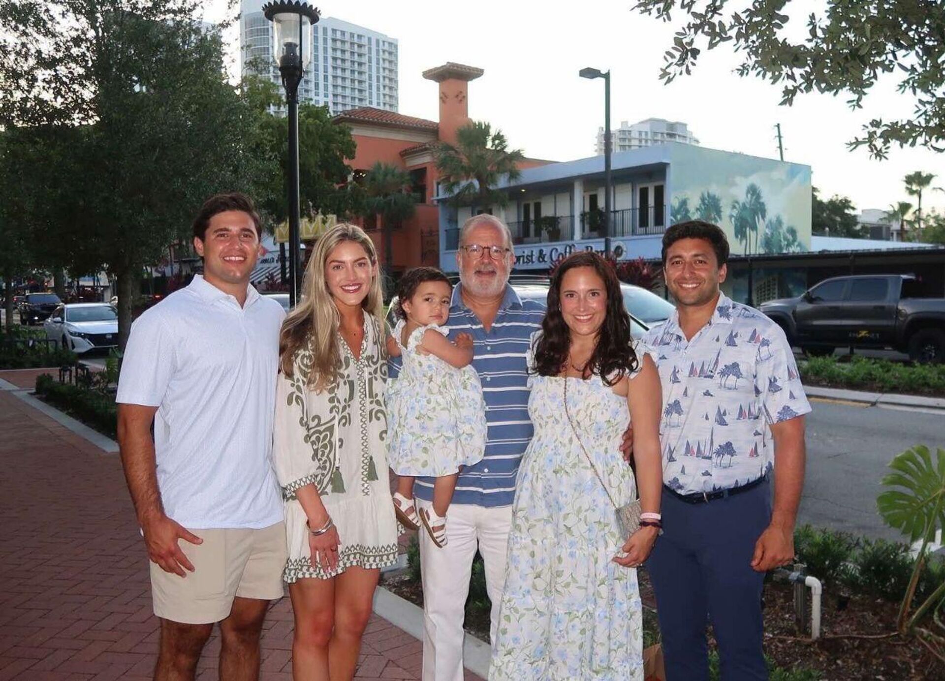 Сэм Энас с семьей - Sputnik Беларусь, 1920, 09.09.2025