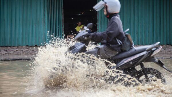 Мотоциклист на улице после сильного ливня, архивное фото - Sputnik Беларусь