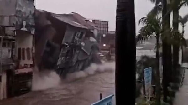 Трехэтажный дом смыло наводнением на острове Бали в Индонезии - Sputnik Беларусь