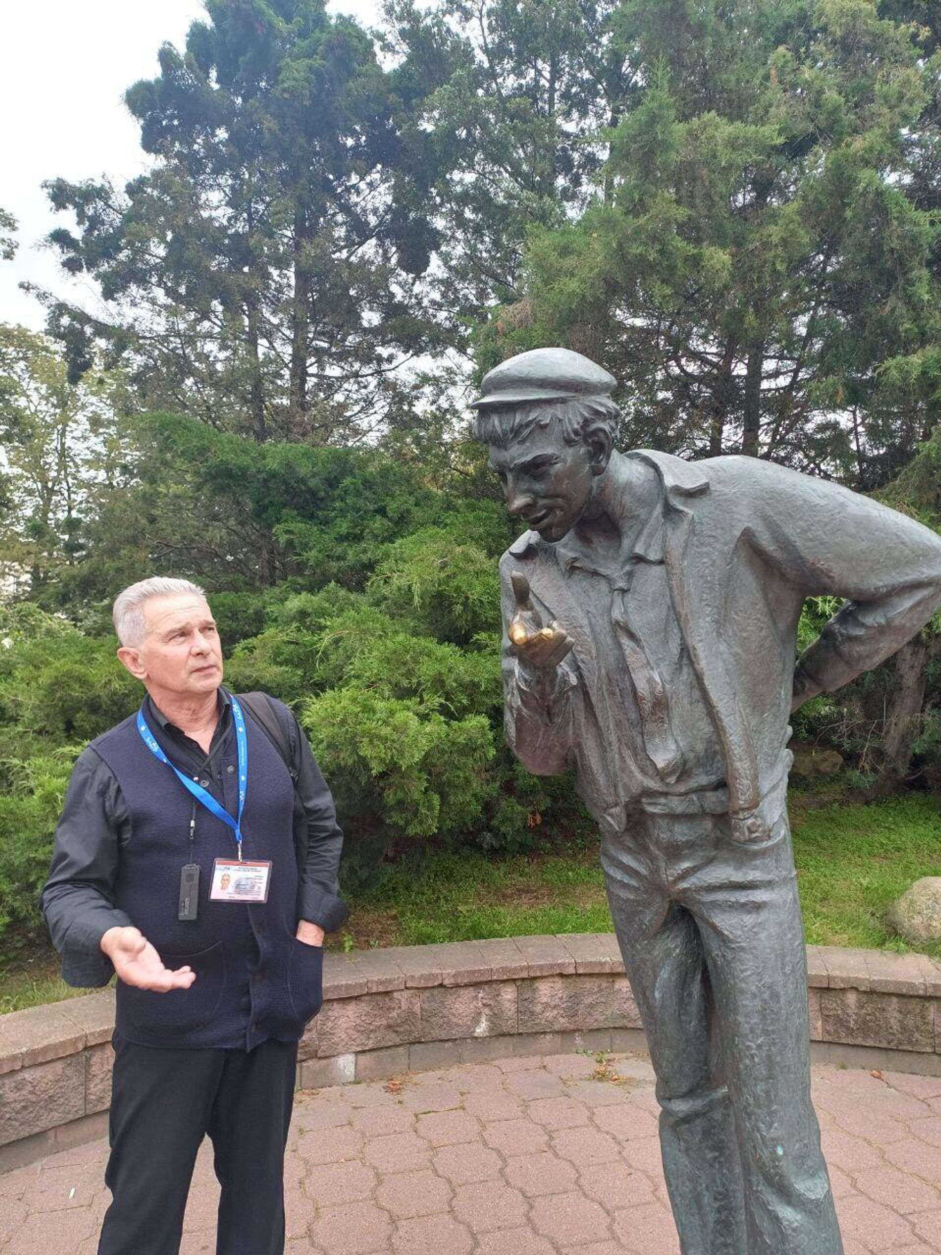 Экскурсовод Виктор Каравай у скульптуры Прикуривающий в Михайловском сквере - Sputnik Беларусь, 1920, 10.09.2025