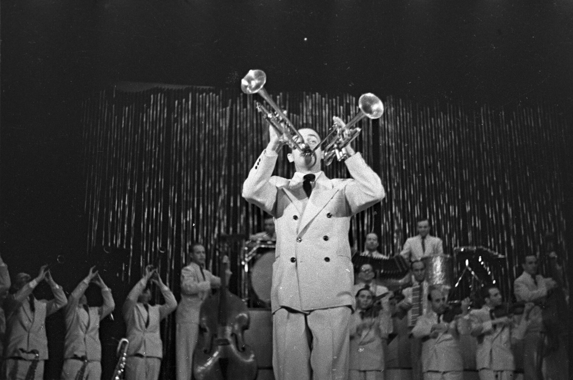 Выступление Государственного джаз-оркестра Белорусской ССР под управлением Заслуженного артиста БССР Эдди Рознера. Уникальный номер игры на двух трубах одновременно исполняет Эдди Рознер - Sputnik Беларусь, 1920, 10.09.2025