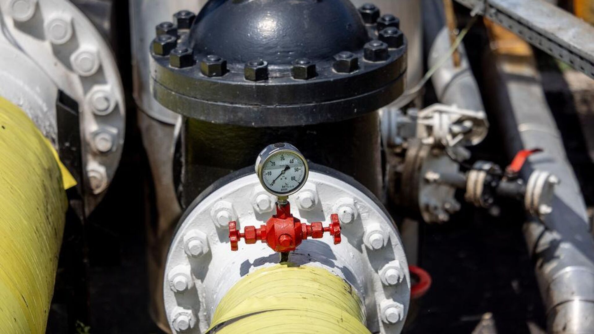 Манометр на нефтепроводе Дружба