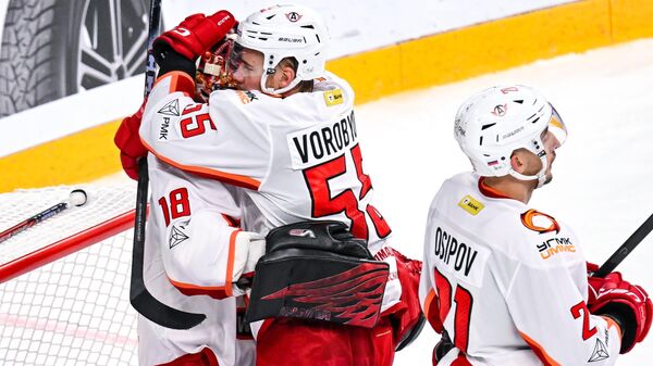 Игроки Автомобилиста после победы над Ак Барсом - Sputnik Беларусь