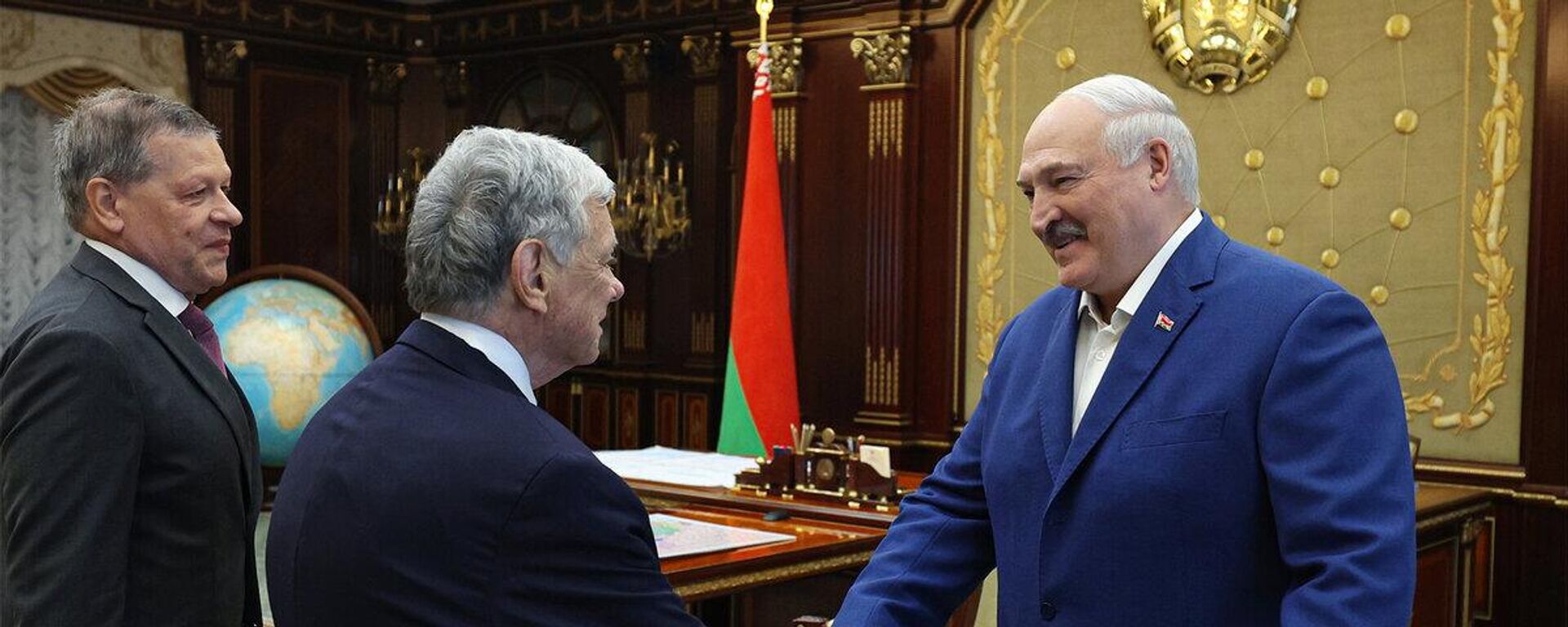 С изображением Белого дома: Трамп сделал подарок Лукашенко – видео - Sputnik Беларусь, 1920, 11.09.2025