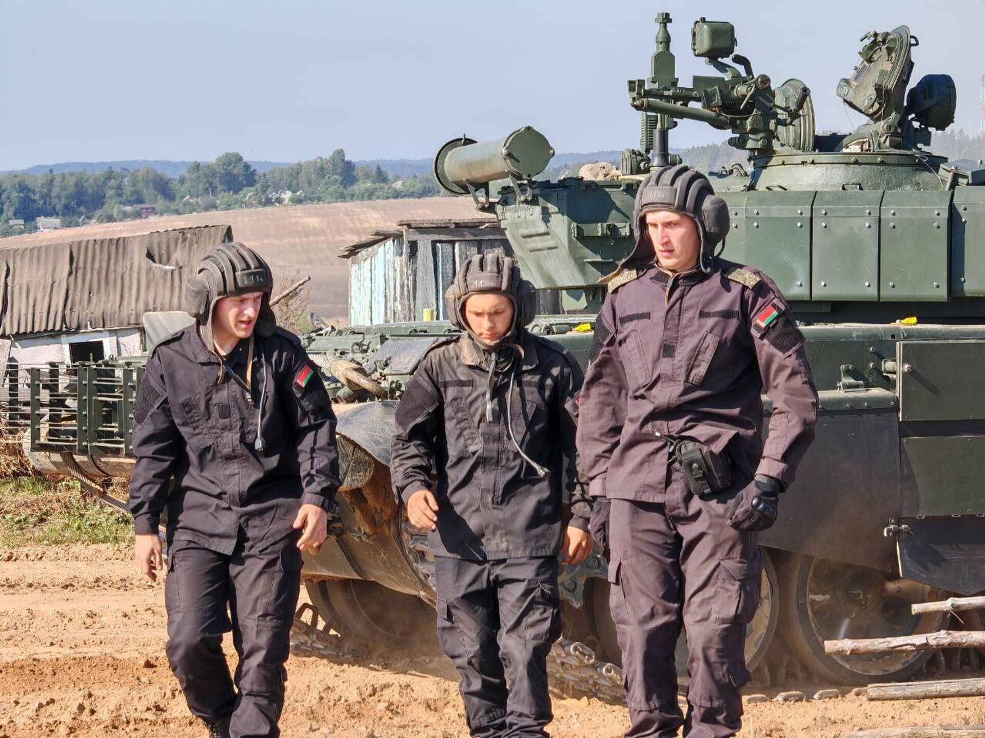 Экипаж танка Т-72Б3 готовится ко Дню танкиста на Линии Сталина - Sputnik Беларусь, 1920, 11.09.2025