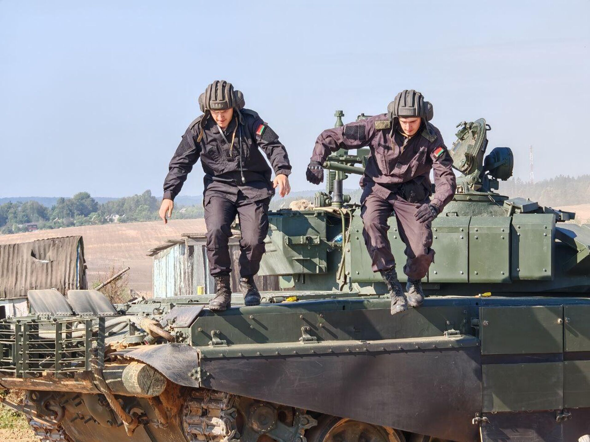 Экипаж танка Т-72Б3 готовится ко Дню танкиста на Линии Сталина - Sputnik Беларусь, 1920, 11.09.2025