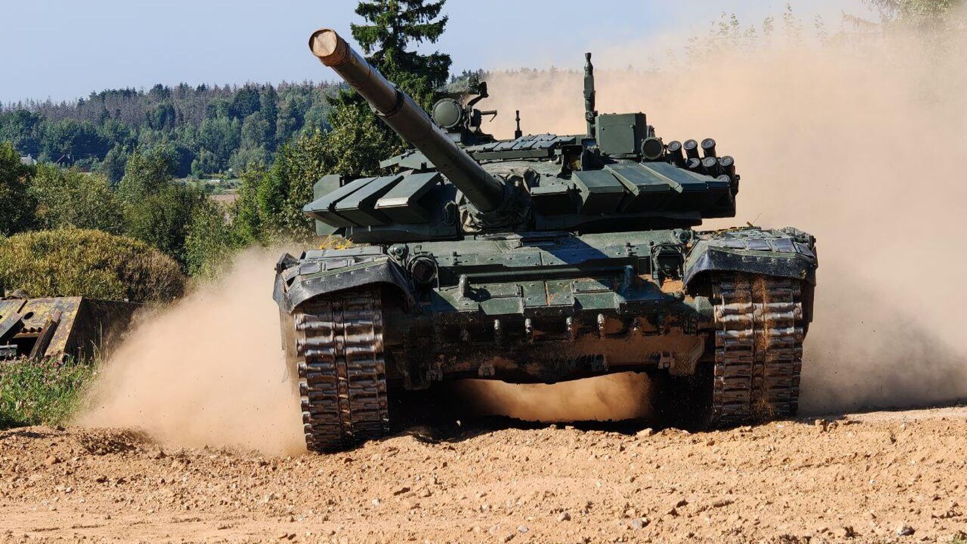 Танкисты совершают суточный марш в рамках проверки боеготовности