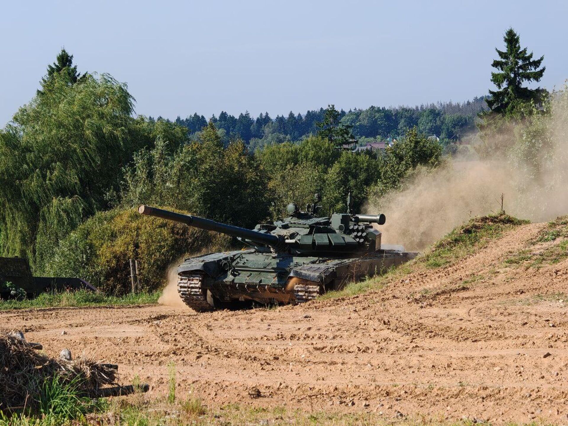 Экипаж танка Т-72Б3 готовится ко Дню танкиста на Линии Сталина - Sputnik Беларусь, 1920, 11.09.2025