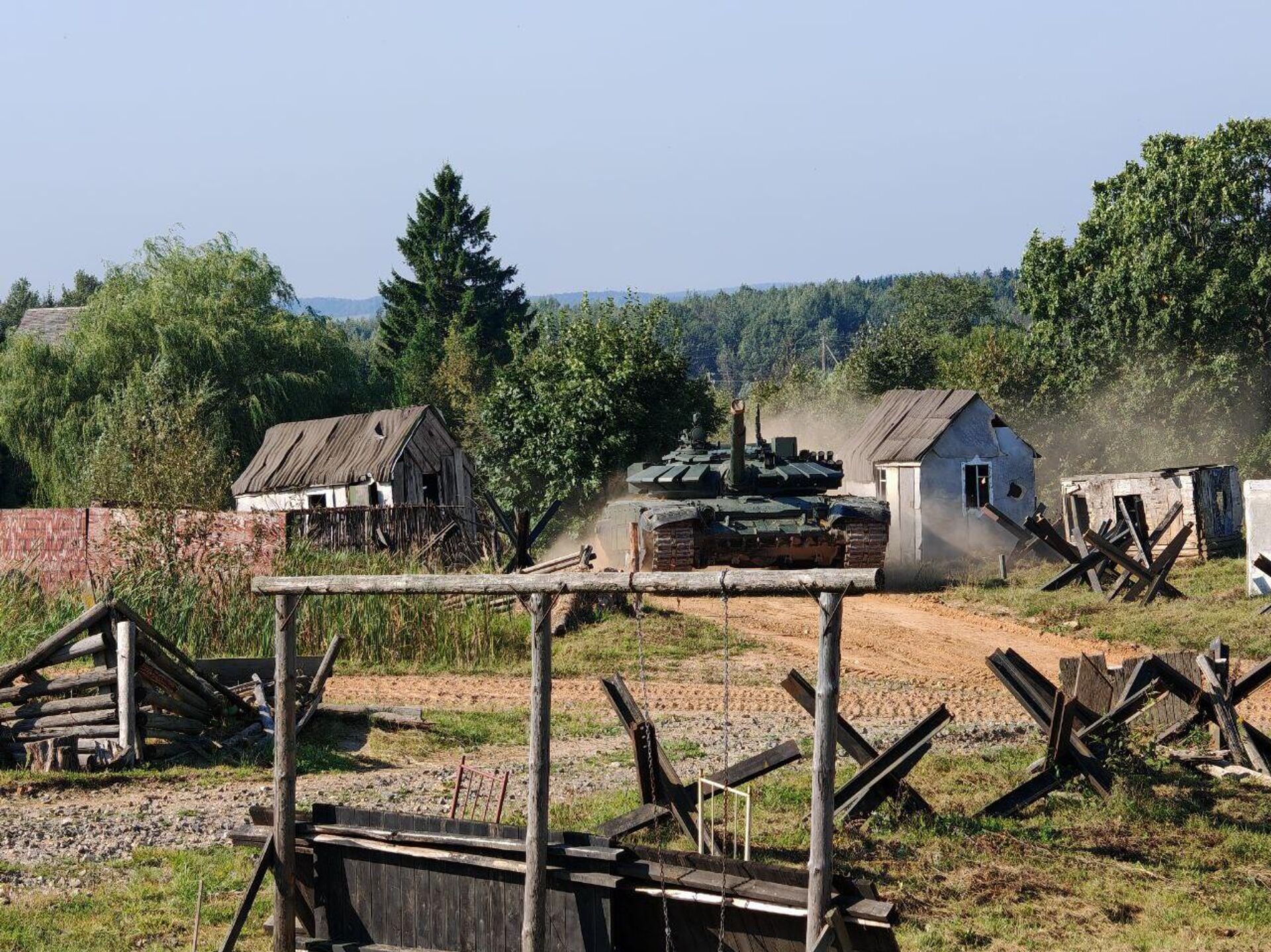 Экипаж танка Т-72Б3 готовится ко Дню танкиста на Линии Сталина - Sputnik Беларусь, 1920, 11.09.2025