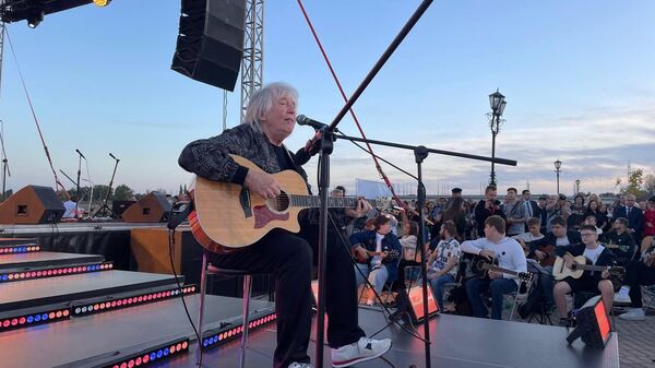 Более 500 гитаристов сыграли вместе с Малежиком в Гомеле - Sputnik Беларусь