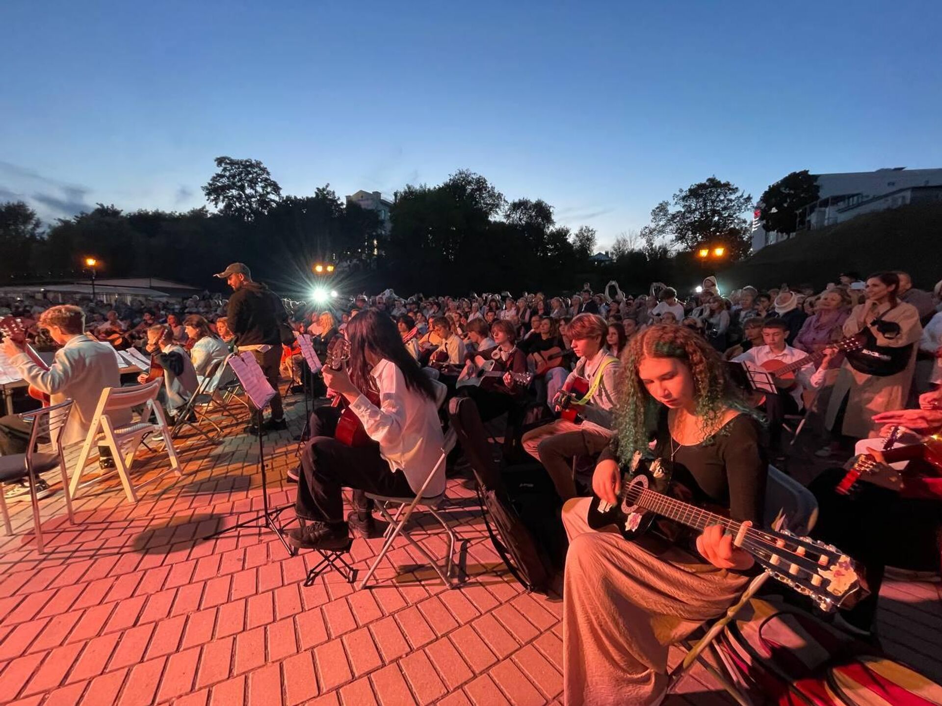 Более 500 гитаристов сыграли вместе с Малежиком в Гомеле - Sputnik Беларусь, 1920, 11.09.2025