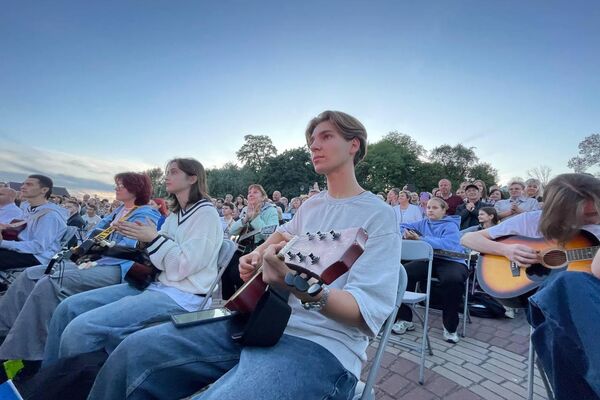 Более 500 гитаристов сыграли вместе с Малежиком в Гомеле - Sputnik Беларусь