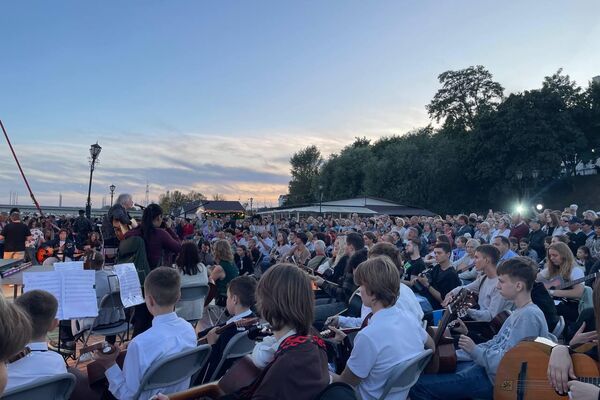 Более 500 гитаристов сыграли вместе с Малежиком в Гомеле - Sputnik Беларусь