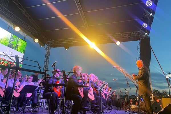 Более 500 гитаристов сыграли вместе с Малежиком в Гомеле - Sputnik Беларусь