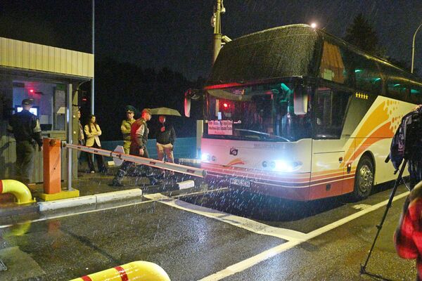 Автобус на белорусско-польской границе. - Sputnik Беларусь