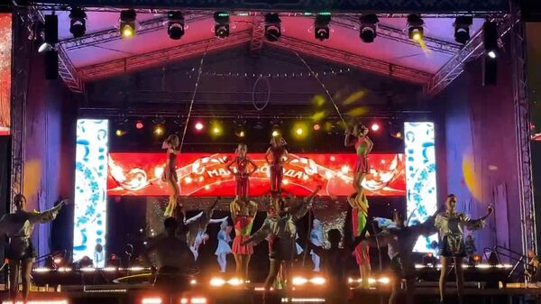 С барабанами и перьями: цирковое шоу под открытым небом прошло в Гомеле (видео) - Sputnik Беларусь