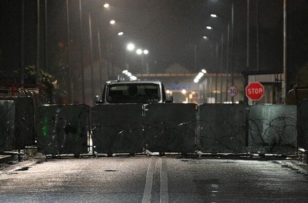 Польские пограничники обустраивают заграждение на белорусско-польской границе. - Sputnik Беларусь