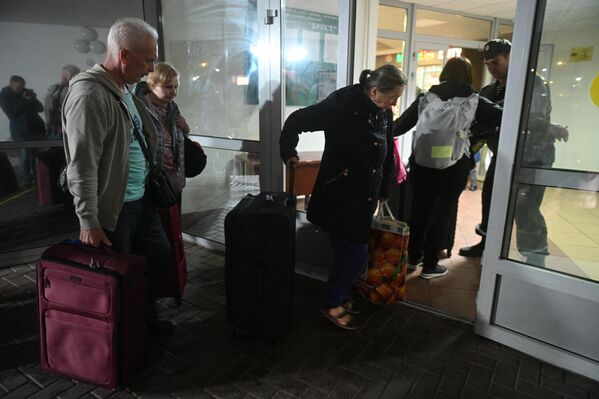 Пассажиры автобуса, не успевшего пройти белорусско-польскую границу перед закрытием. - Sputnik Беларусь